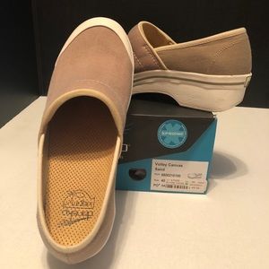 Dansko Vegan Volley Canvas in Sand Size 40 EU